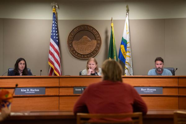 温哥华市议会裁定哈莱斯违反道德准则，涉嫌不当行为引发热议