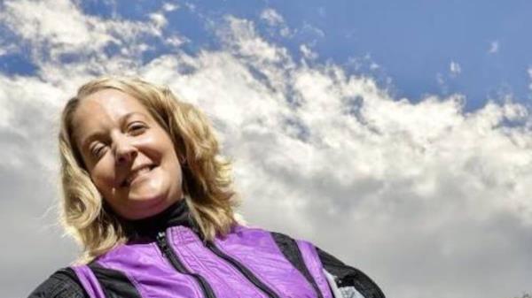 女子万伏电击奇迹生还，警局外车内离奇死亡引调查