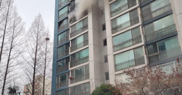 高阳公寓突发火灾致两人受伤，居民安全警钟再鸣！